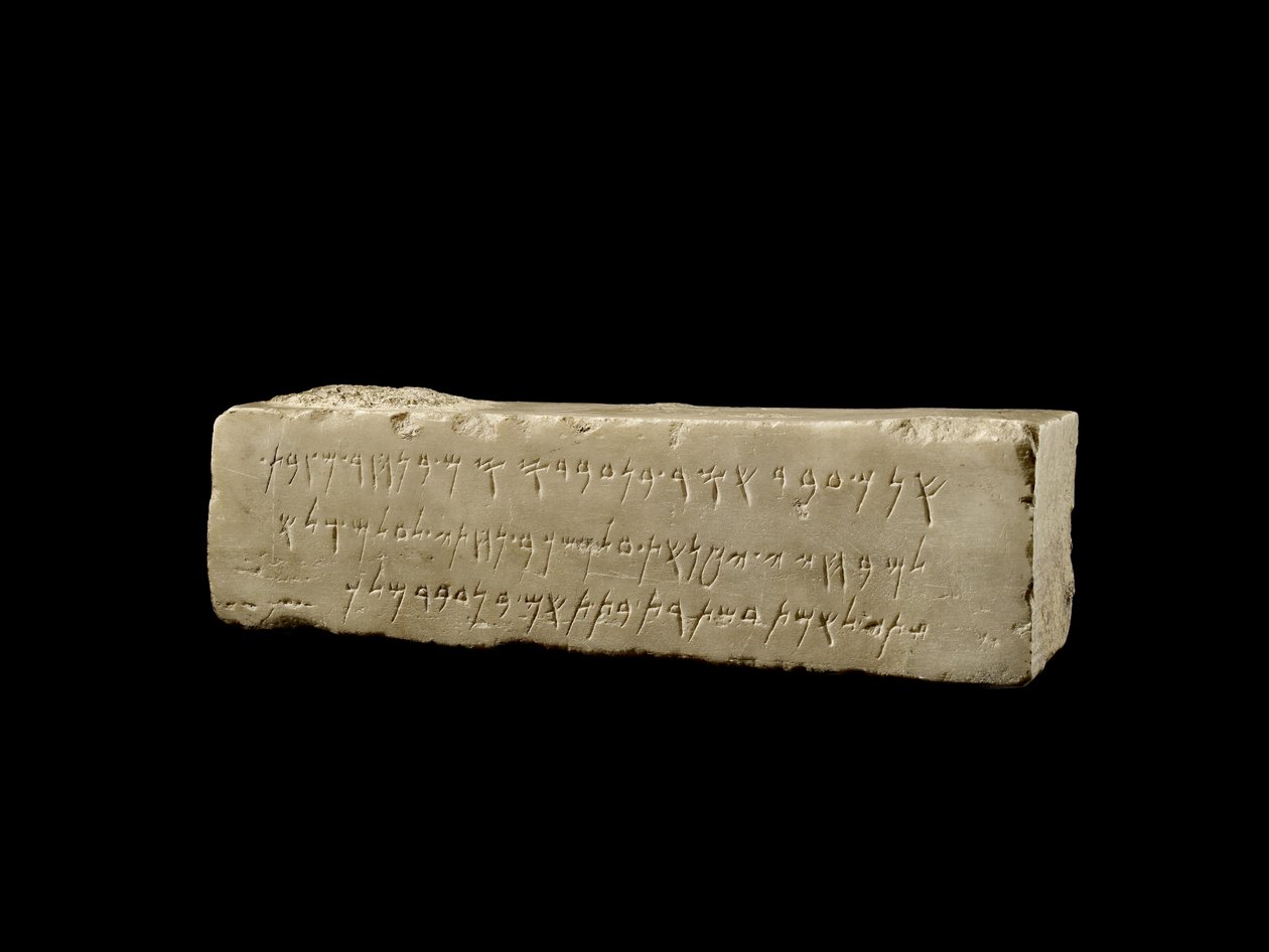 Mramorový blok s fénickým pohřebním nápisem, kypro-klasické období II, cca 400-312 př.nl (mramor) od Cypriot