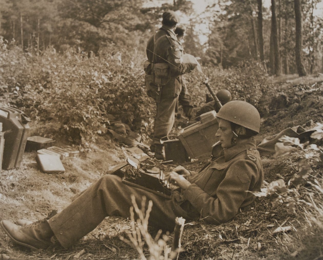 Válečný korespondent Alan Wood píše zprávu od D.M. Sgt. Smith