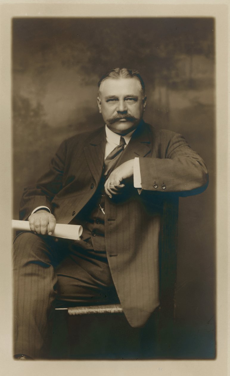 George Kessler. Formální sedící portrét, subjekt čelem dopředu od D.P. Thompson Studio