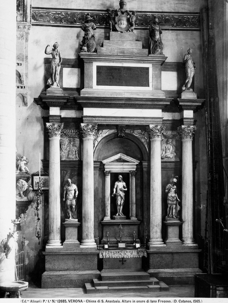 Architektonický oltář ke cti Iana Fregosa, asi 1565 (mramor) od Danese Cattaneo