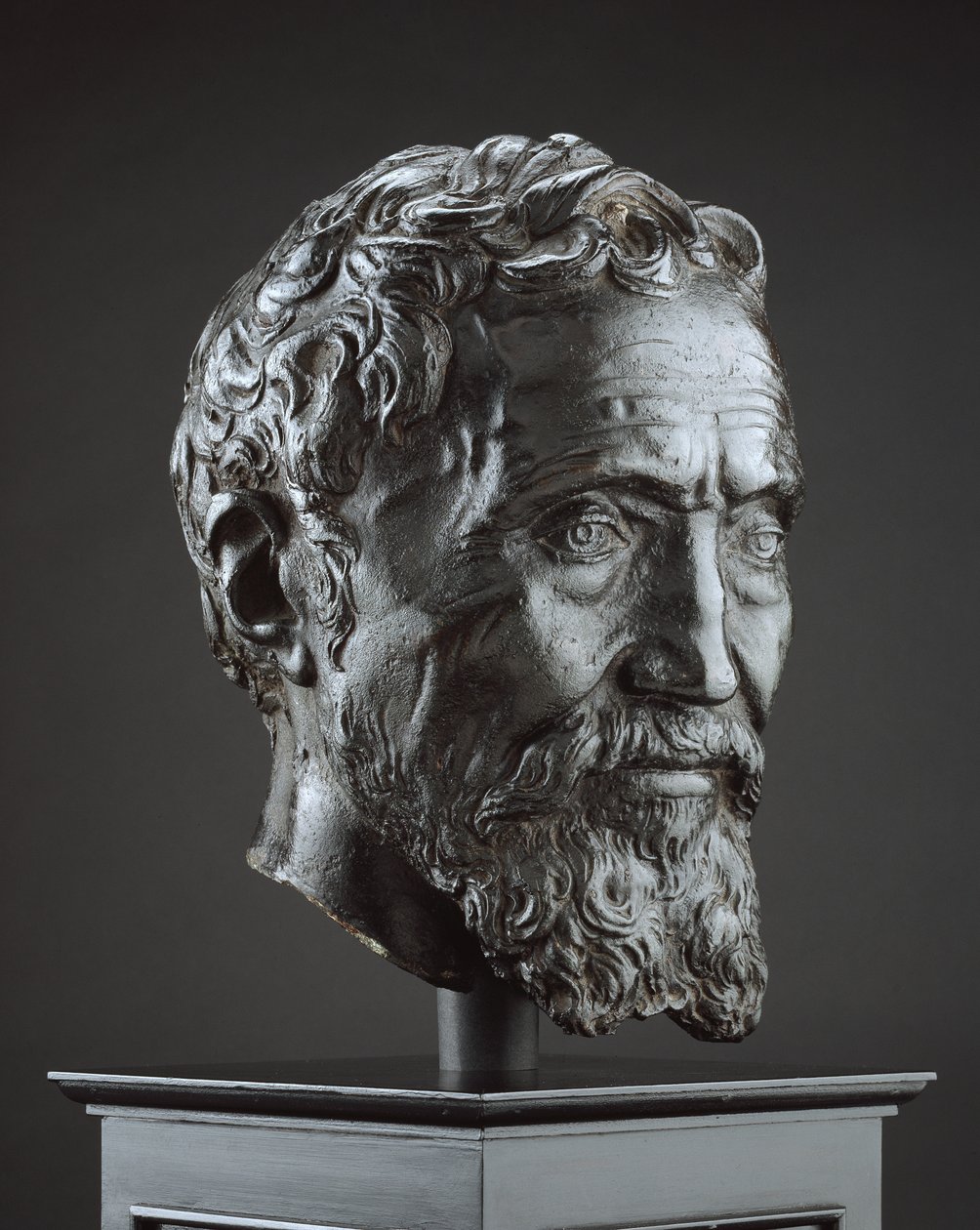 Michelangelo Buonarroti, c. 1560-1566 (bronz s tmavě hnědou patinou, litý do ztraceného vosku) od Daniele da Volterra