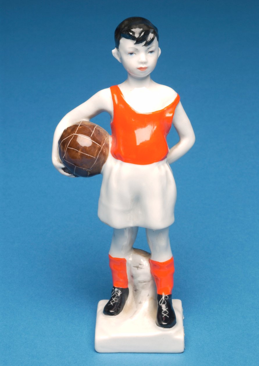Dánský chlapec drží fotbal (keramický) od Danish School
