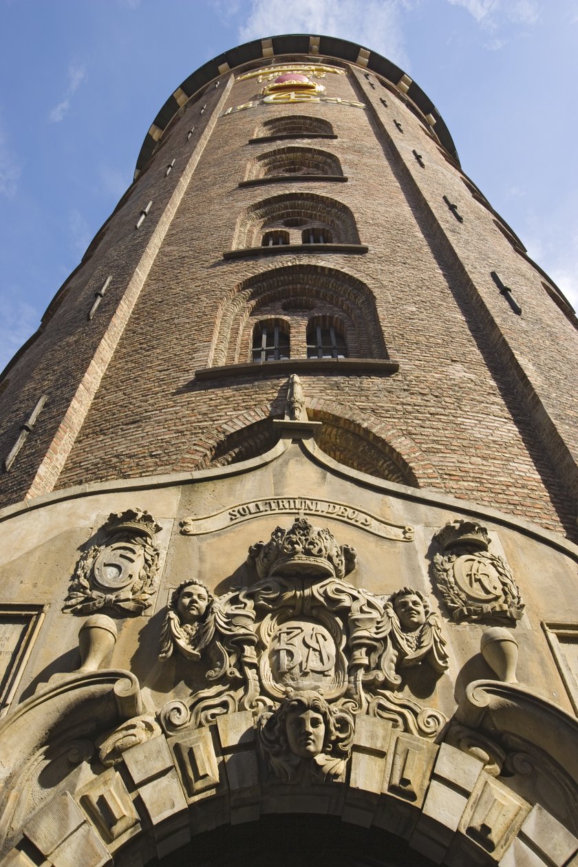 Vnější pohled na věž, dokončena 1643 od Danish School