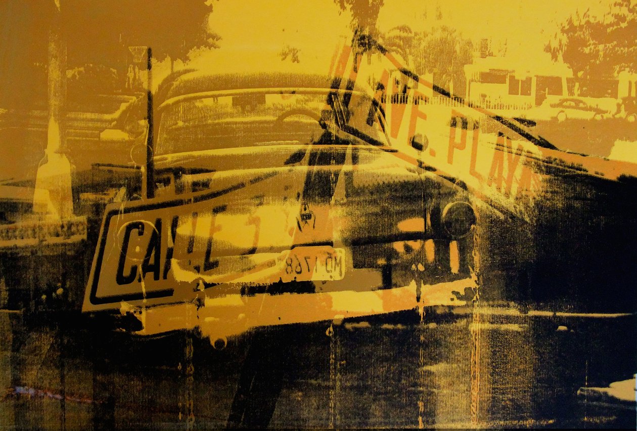 Žluté auto a znamení ulice od David Studwell