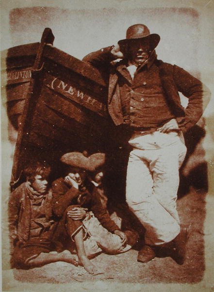 A Newhaven Fisherman and Boys, c.1843-47 (tisk ze slaného papíru z kalotypového negativu) od David Octavius and Adamson Robert Hill