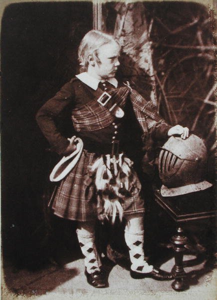 Young Scot Lad in Kilt (tisk ze slaného papíru z kalotypového negativu) od David Octavius and Adamson Robert Hill