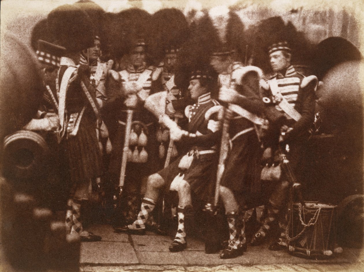 [Důstojník 92. Gordon Highlanders Reading to the Troops, Edinburgh Castle], 9. dubna 1846. Tvůrci: David Octavius Hill, Robert Adamson, Hill & Adamson. od Hill and Adamson