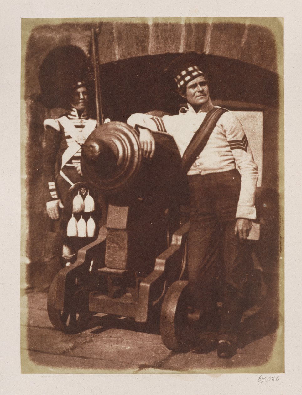 Artilleryman and Highlander, Edinburgh Castle (tisk ze slaného papíru z kalotypového negativu) od David Octavius Hill