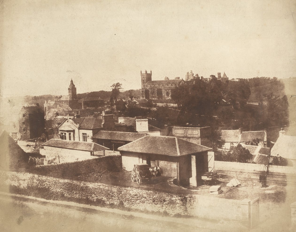 Linlithgow od nádraží s radnicí, kostelem sv. Michala a palácem, 1843-1847 (foto) od David Octavius Hill