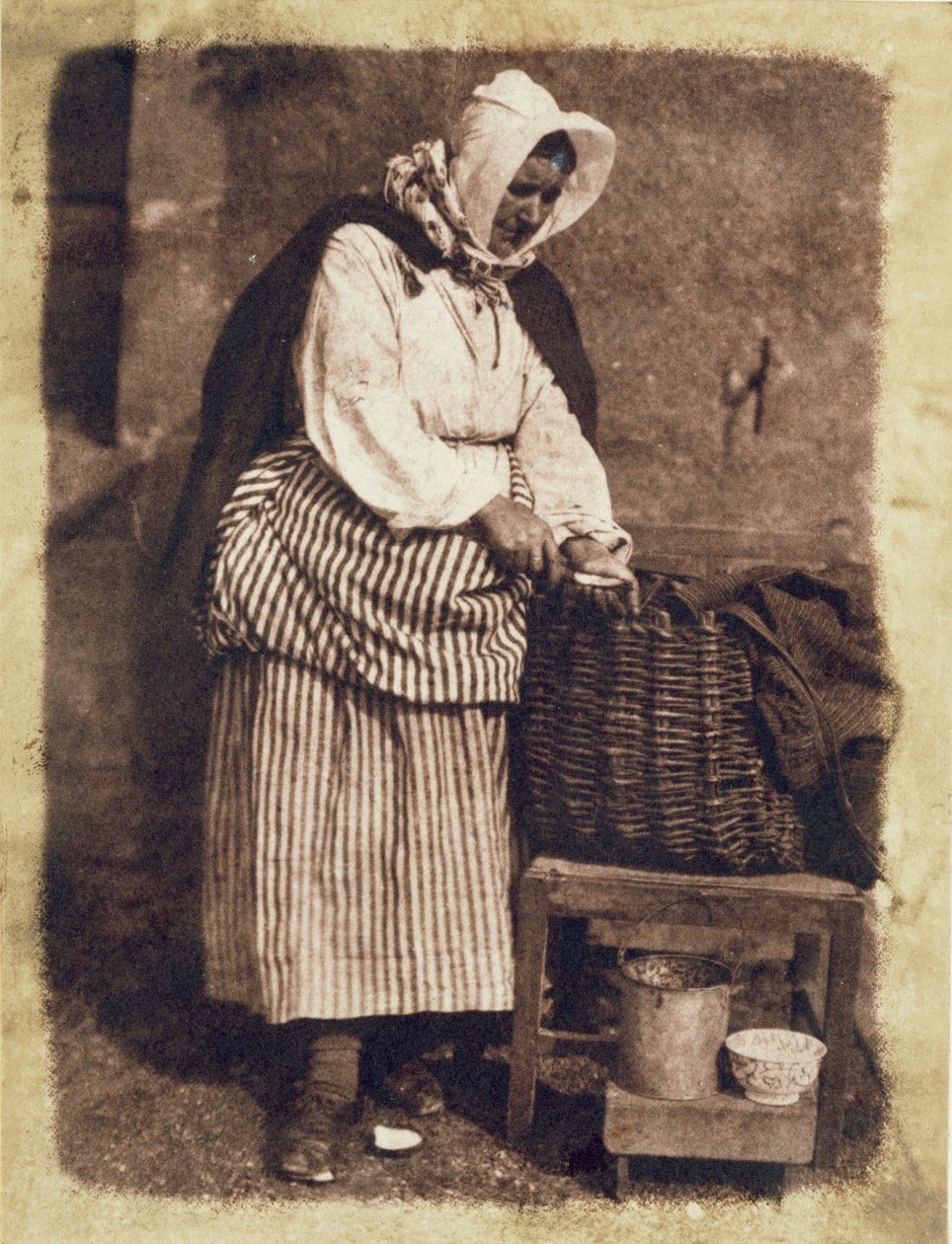 Oyster Woman, 1843-47 (tisk ze slaného papíru z kalotypového negativu) (viz také 224278, 224280) od David Octavius Hill