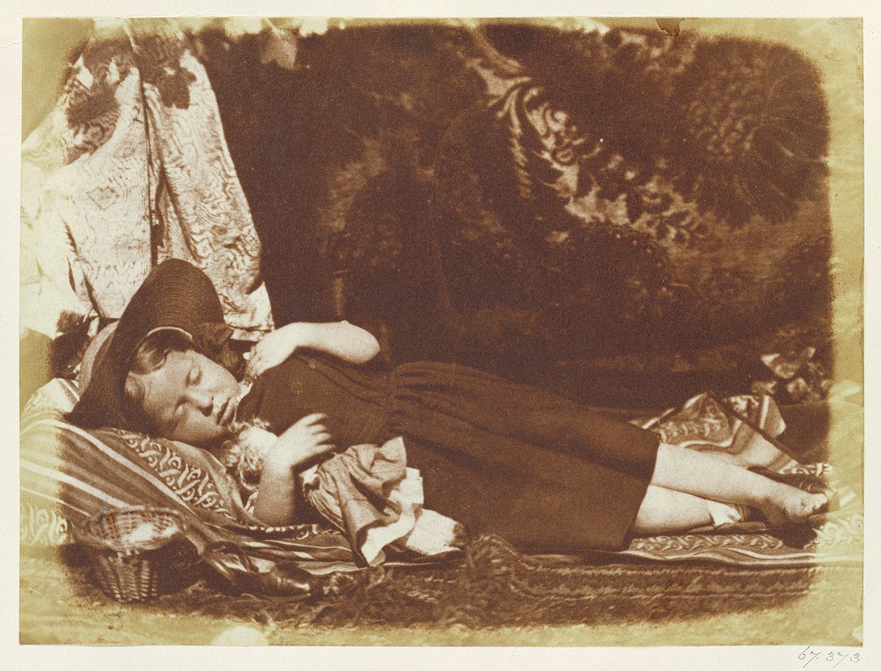 The Bedfellows, asi 1843-47 (tisk z kalotypového negativu na slaný papír) od David Octavius Hill