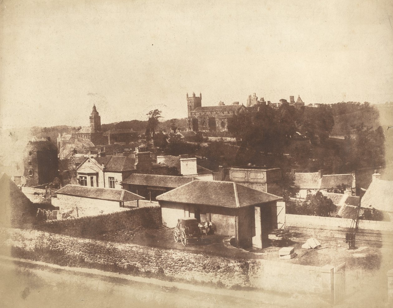Linlithgow, od vlakového nádraží, s radnicí, kostelem sv. Michala a palácem od David Octavius Hill and Robert Adamson