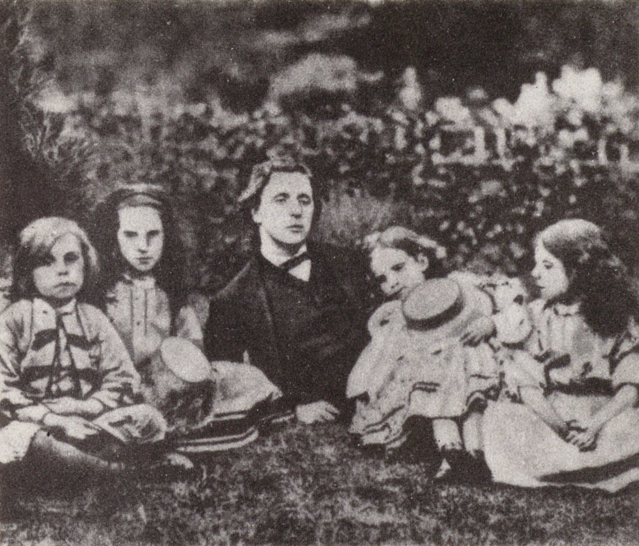Lewis Carroll s Macdonaldovými dětmi (čb fotografie) od David Scott Lieutenant-Colonel (after) Dodgson