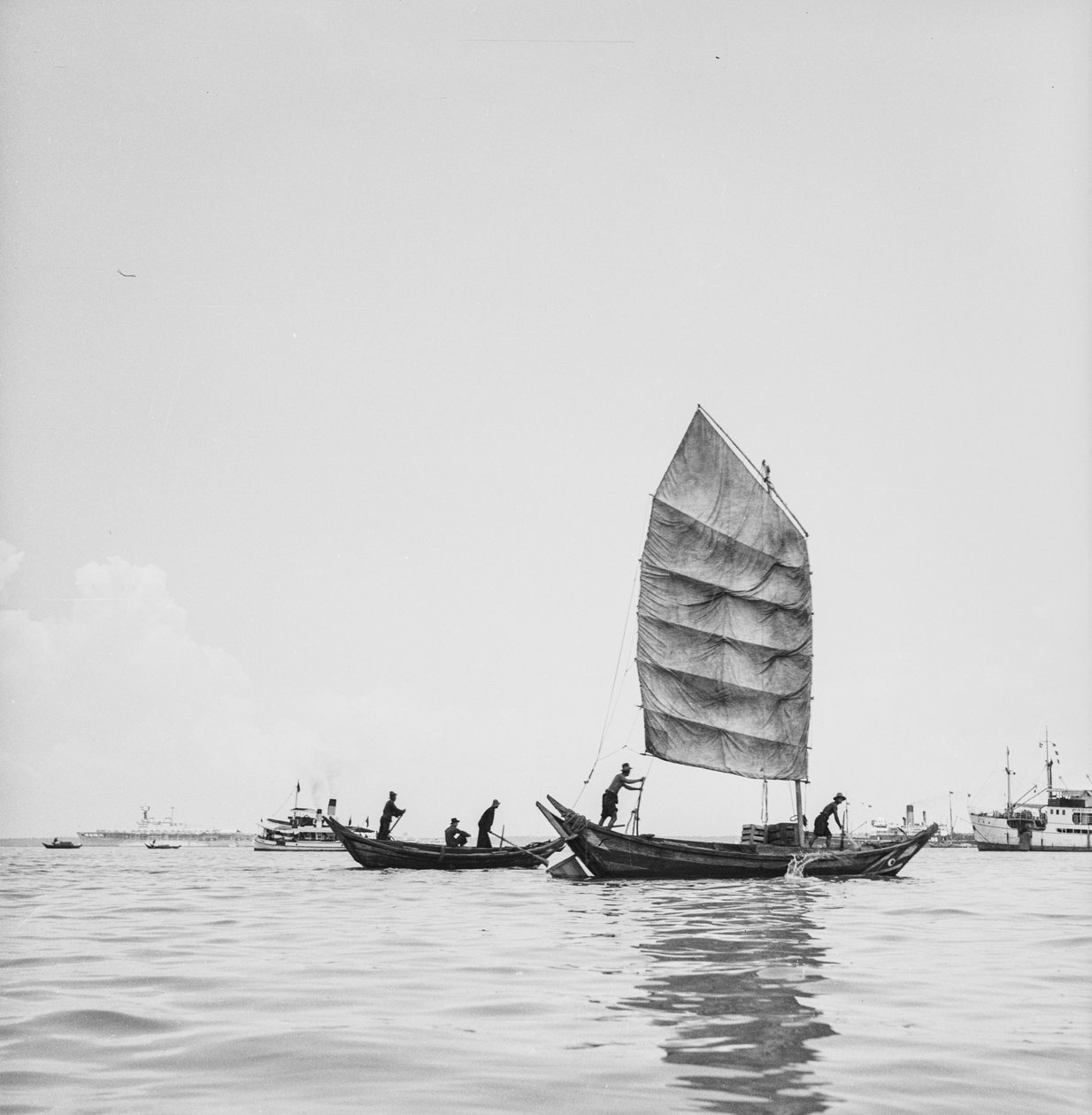 Sampan pod plachtami a sampan s lebkou v přístavu Penang od David Watkin Waters