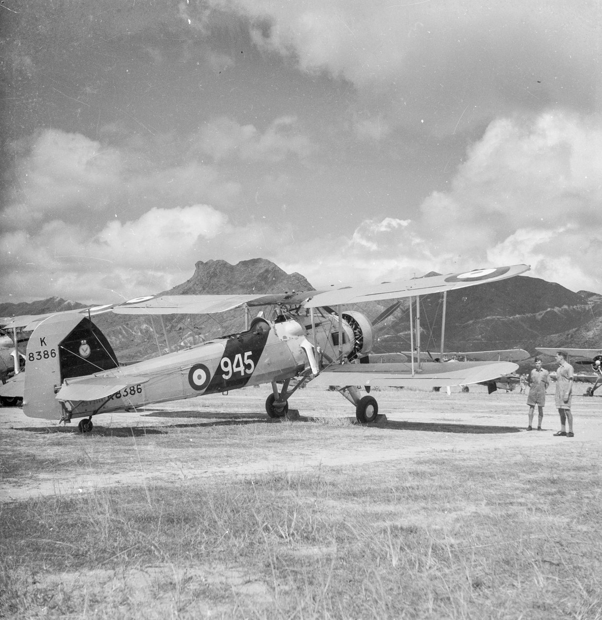 Průzkumný torpédový bombardovací dvouplošník Fairey Swordfish I K8386, kód 945, z 824. letky Fleet Air Arm, na letišti Kai Tak v Hongkongu. od David Watkin Waters
