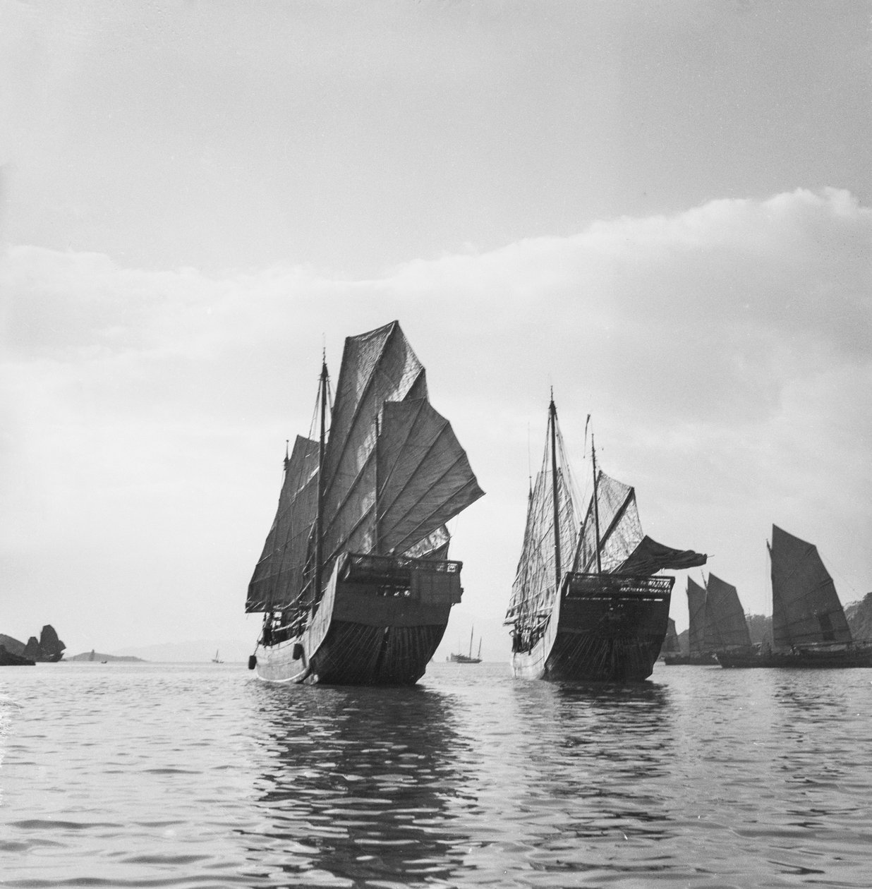 Dvě rybářské džunky typu Yeungkong pod plachtami v Aberdeenu, Hongkong od David Watkin Waters