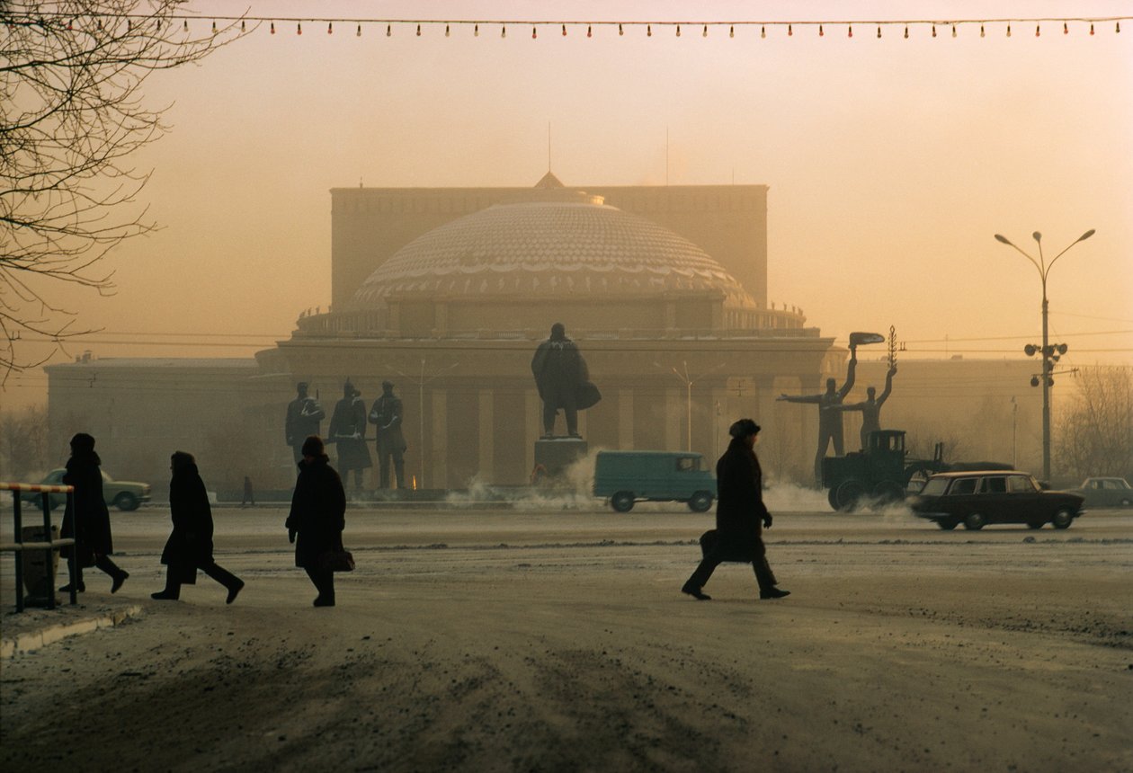 Novosibirské divadlo střeží socha Vladimira Lenina. Novosibirsk, Rusko. od Dean Conger