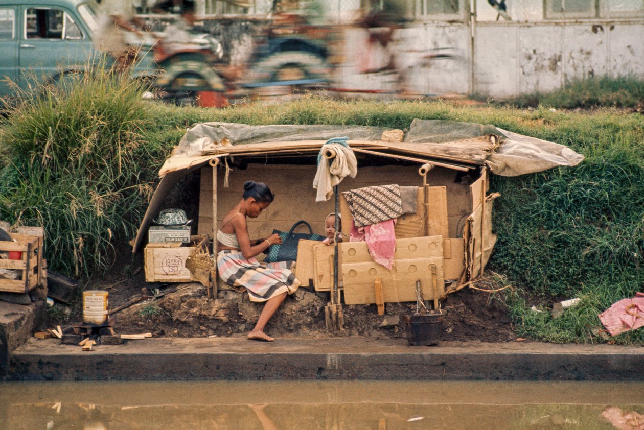 Kartonová chatrč podél odpadního kanálu slouží jako domov. Jakarta, Indonésie. od Dean Conger
