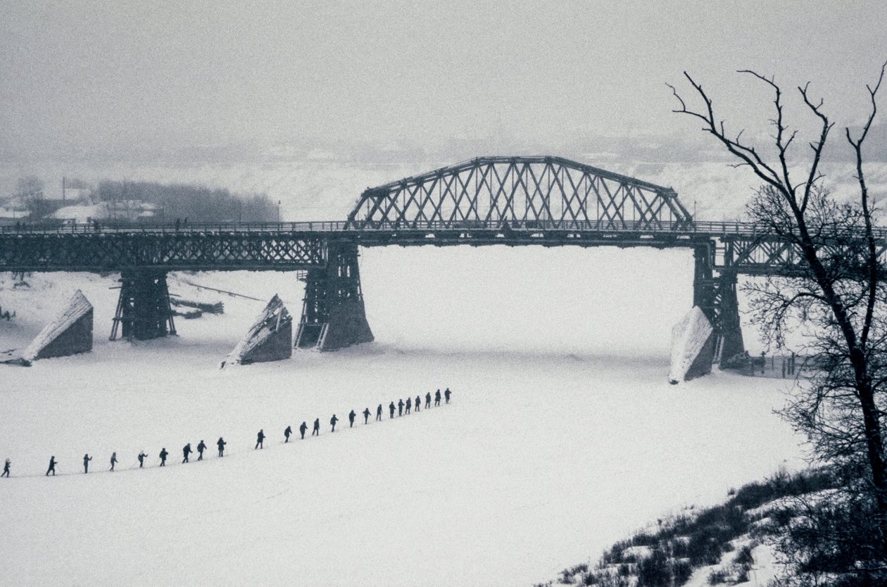Novosibirsk, řeka Ob, Sibiř, SSSR, Studenti překračují zamrzlou řeku Ob pěšky ve sněhu, zima 1976 (foto) od Dean Conger