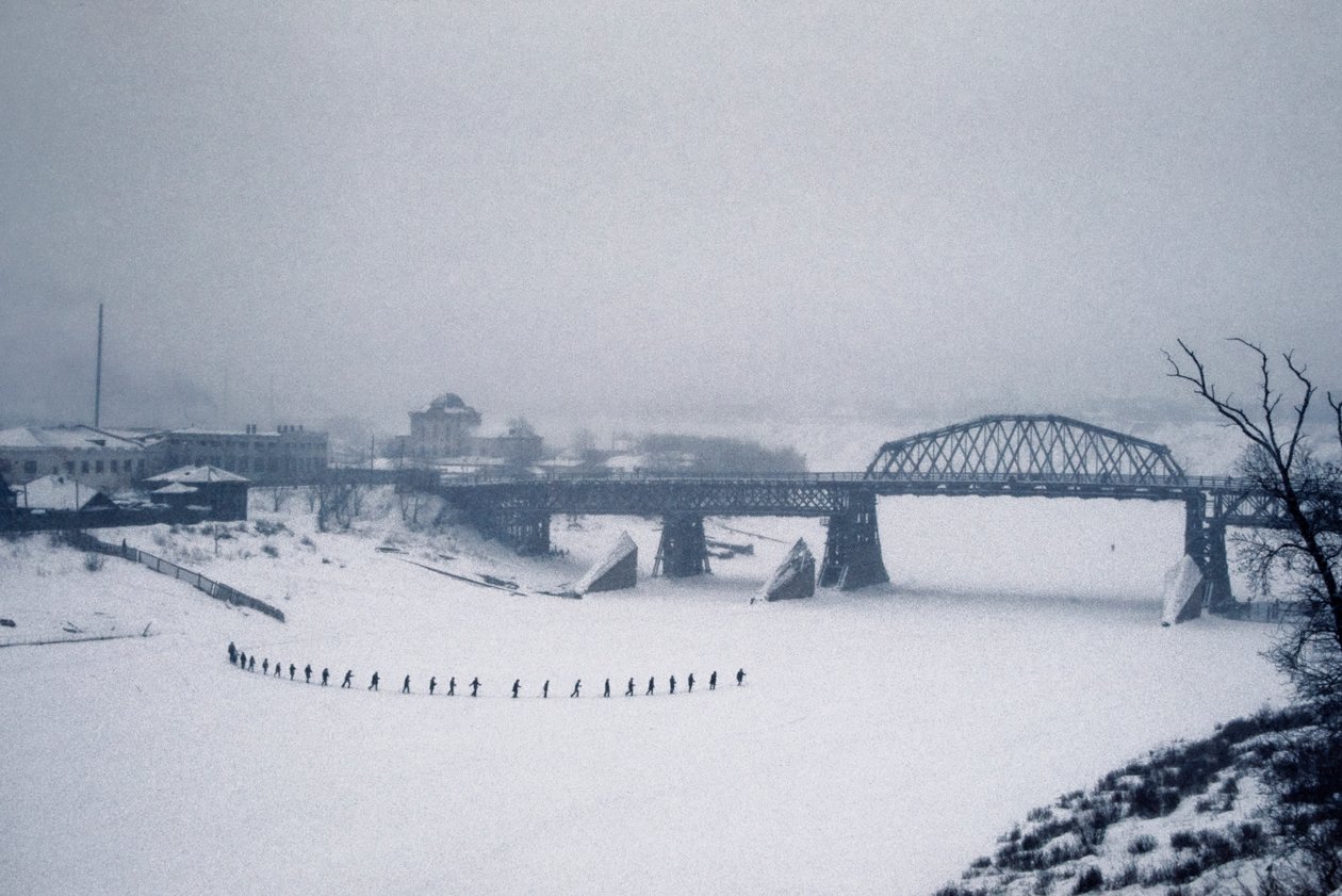 Novosibirsk, řeka Ob, Sibiř, SSSR, Studenti překračují zamrzlou řeku Ob pěšky ve sněhu, zima 1976 (foto) od Dean Conger