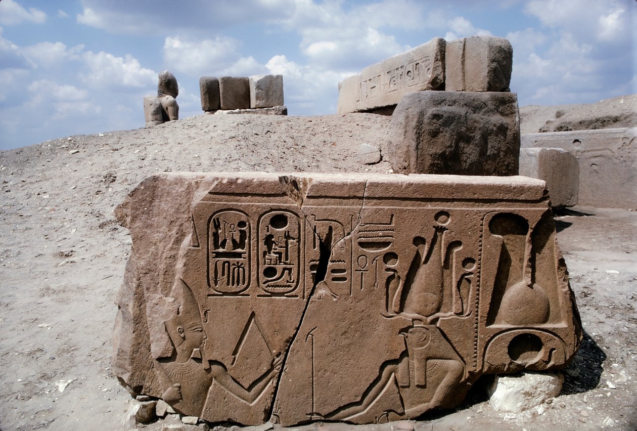 Tanis Egypt, kresby s hieroglyfy na kamenné zřícenině ve starověkém městě Tanis od Dean Conger