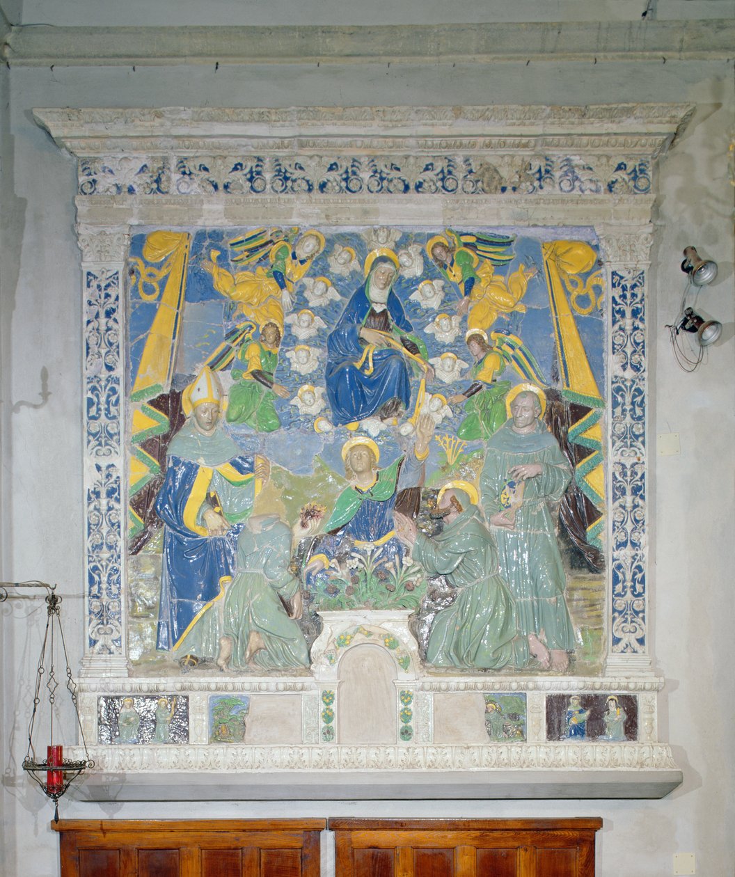 Madona of the Girdle, basreliéf, 15. století (cínová glazovaná kamenina) od Luca Della Robbia