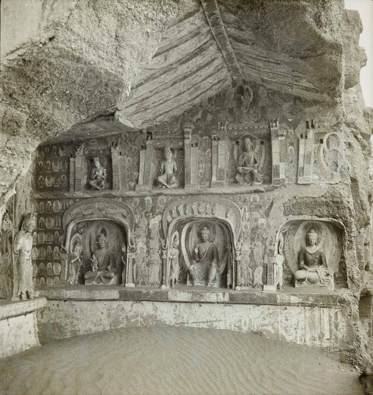 Sochy Buddhů a bódhisattvů, jeskyně 259, severní stěna, jeskyně Dunhuang, Čína, Foto 1275/1 (114) od Desmond Parsons