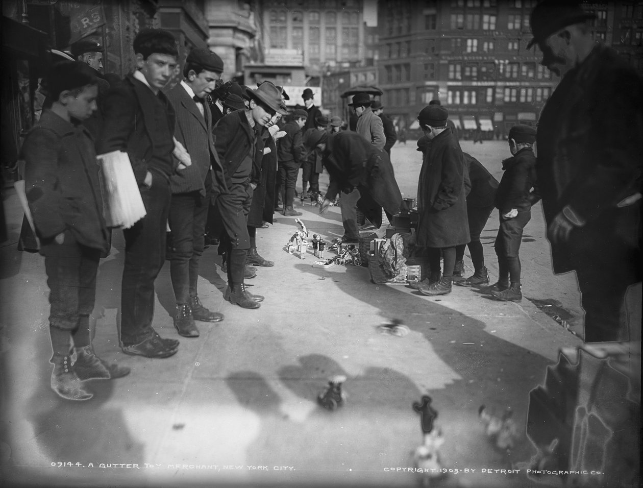 Obchodník s okapovými hračkami, New York City, 1903 od Detroit Publishing Co.