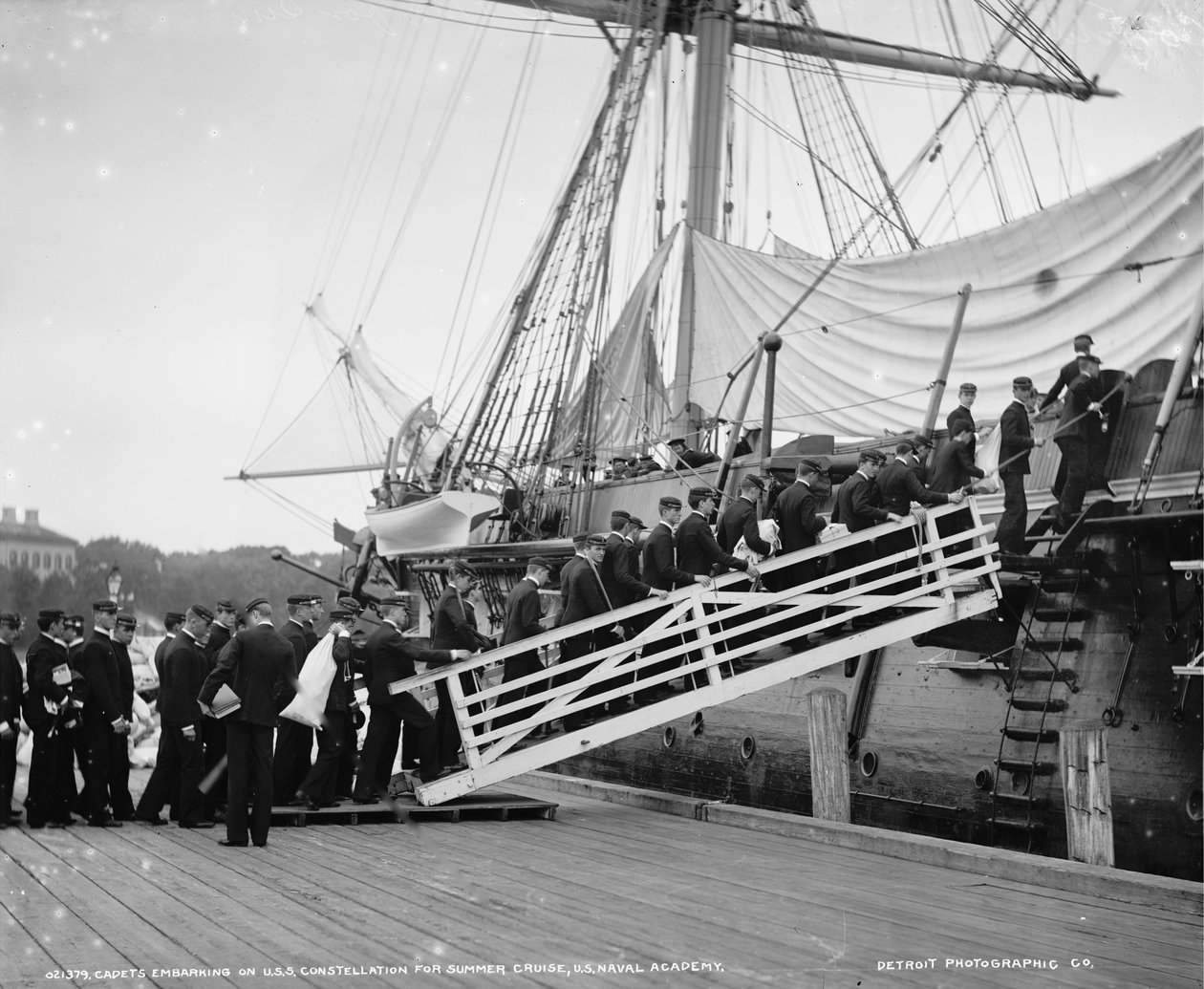 Kadeti nastupující na U.S.S. Souhvězdí pro letní plavbu, US Naval Academy, Annapolis, Maryland, kolem 1890-1901 od Detroit Publishing Co.
