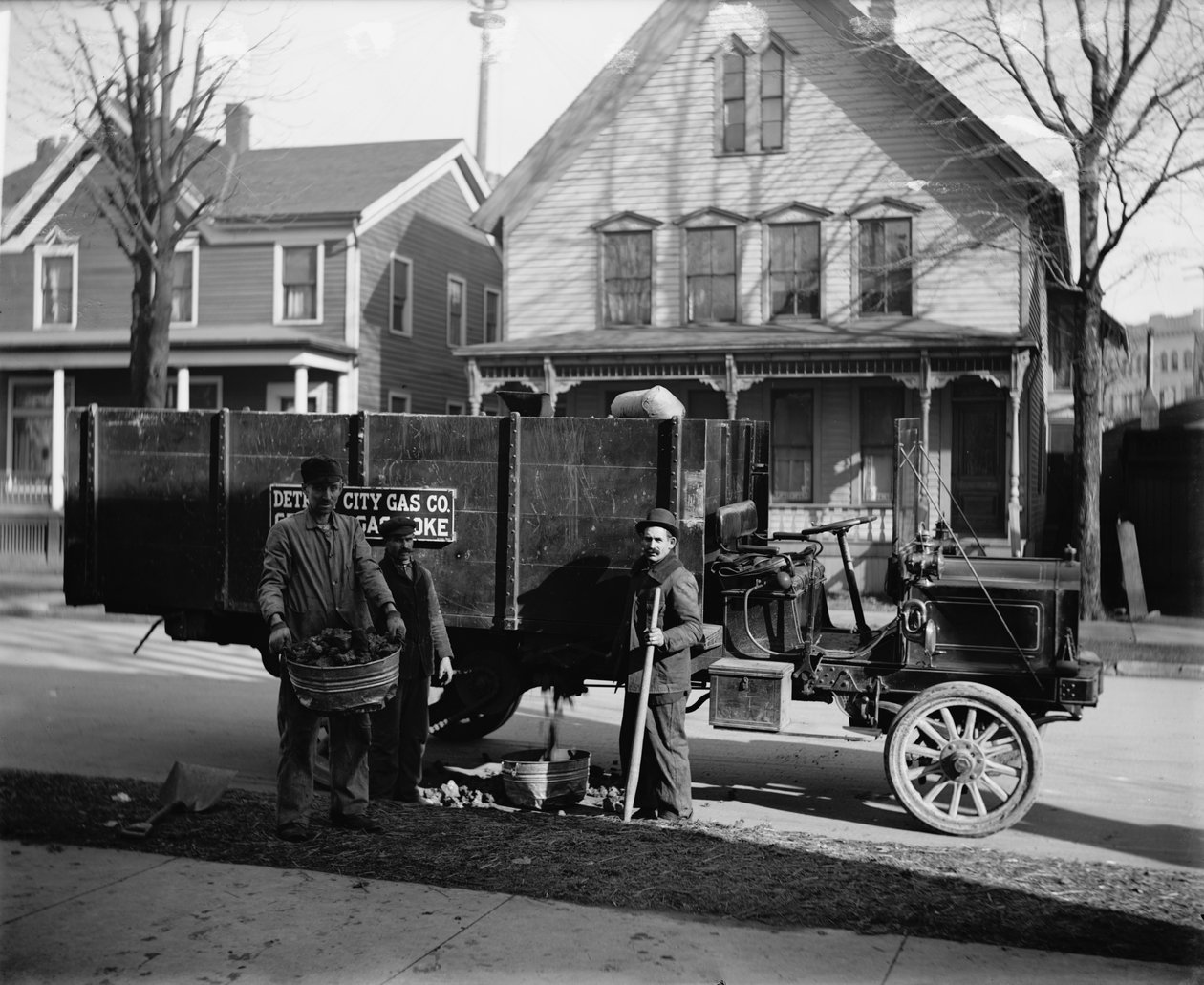 Koksový vůz a dělníci, Detroit City Gas Co., Michigan, 1900 od Detroit Publishing Co.