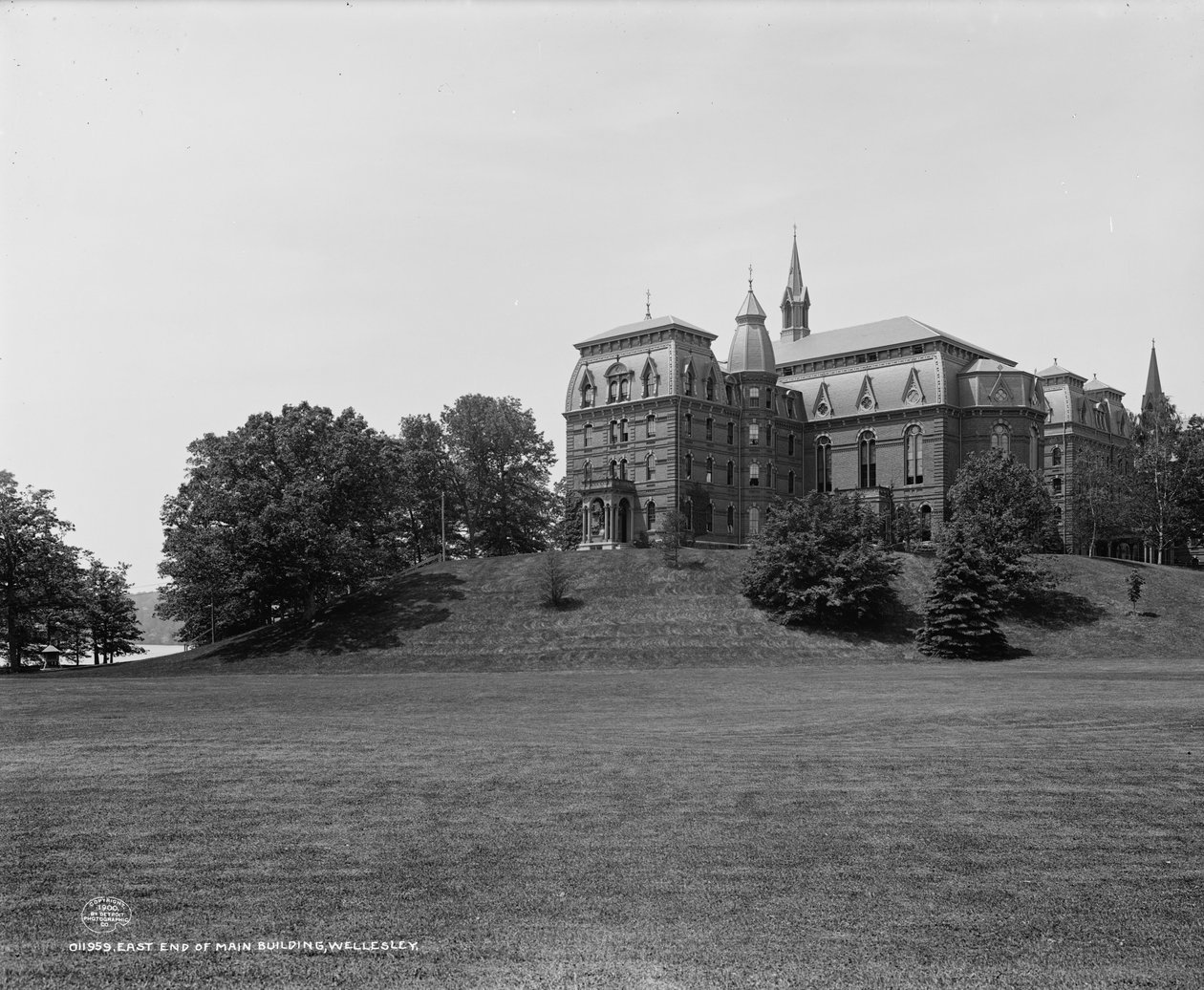 Východní konec hlavní budovy, Wellesley College, Massachusetts, kolem roku 1900 od Detroit Publishing Co.