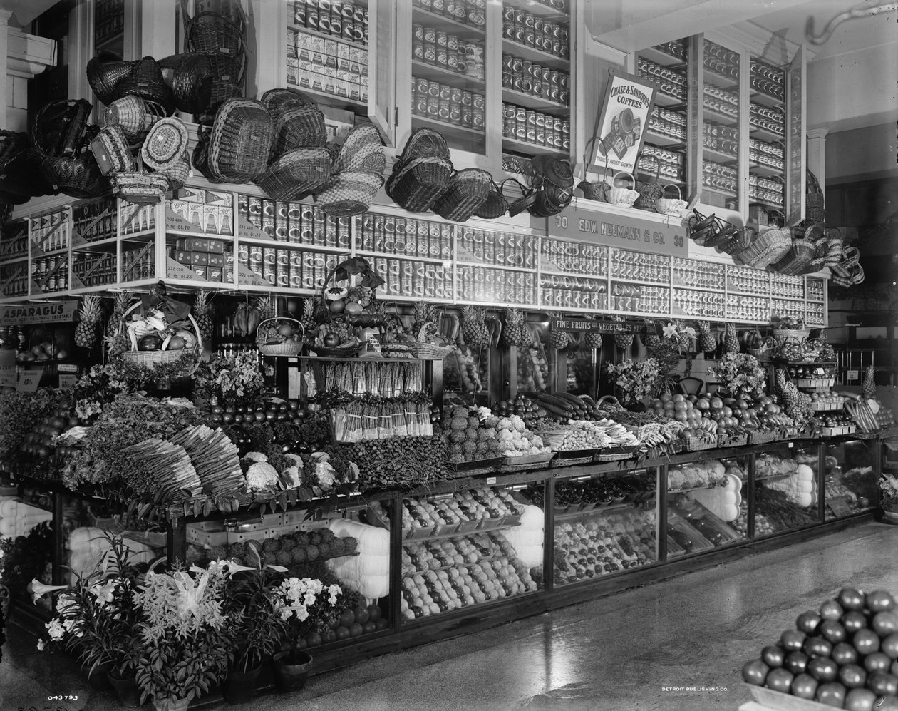 Edw. Neumann, Broadway Market, Detroit, Michigan, asi 1905-15 od Detroit Publishing Co.