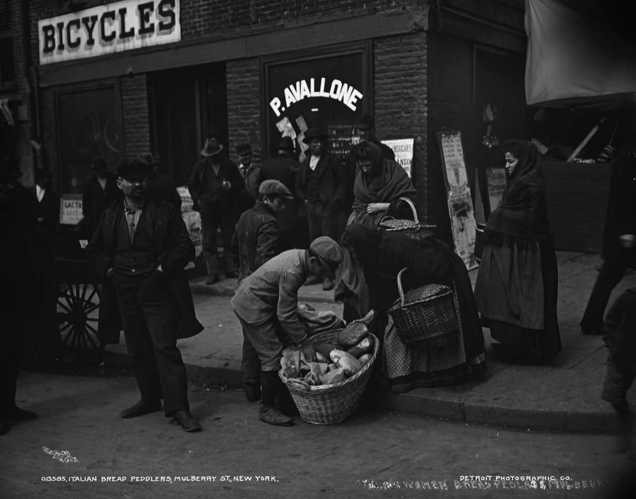 Italští prodavači chleba, Mulberry St., New York, kolem roku 1900 od Detroit Publishing Co.