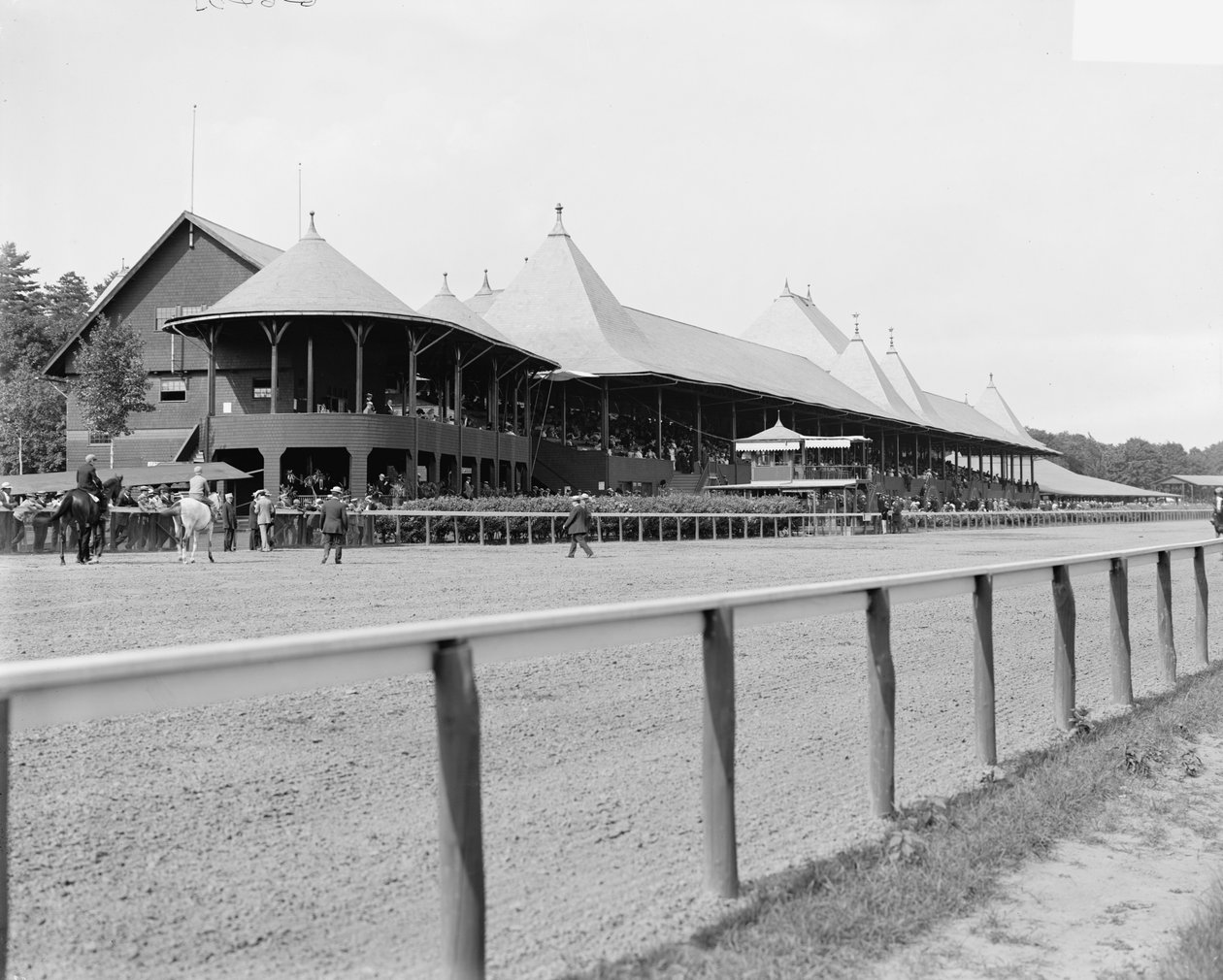 Saratoga Springs, NY, hlavní tribuna, závodní dráha, cca 1900-10 od Detroit Publishing Co.