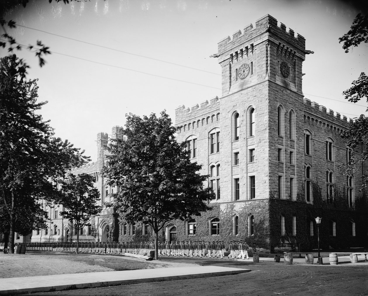 Akademická budova, kadeti vracející se z nepořádku, West Point, N.Y., kolem 1900-15 od Detroit Publishing Co.