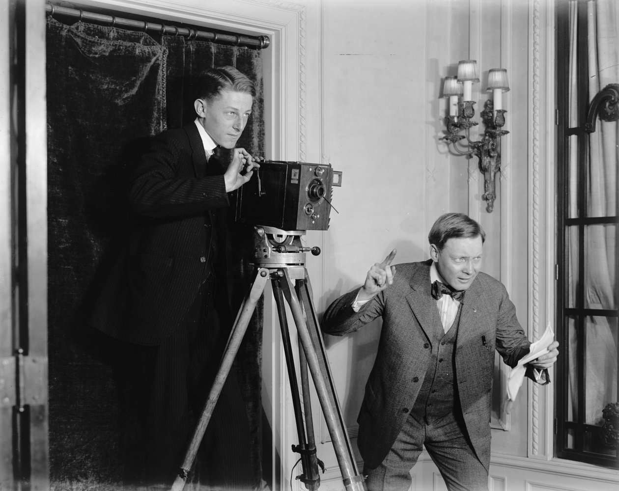 Dva muži používající filmovou kameru uvnitř, kolem 1908-20 od Detroit Publishing Co.