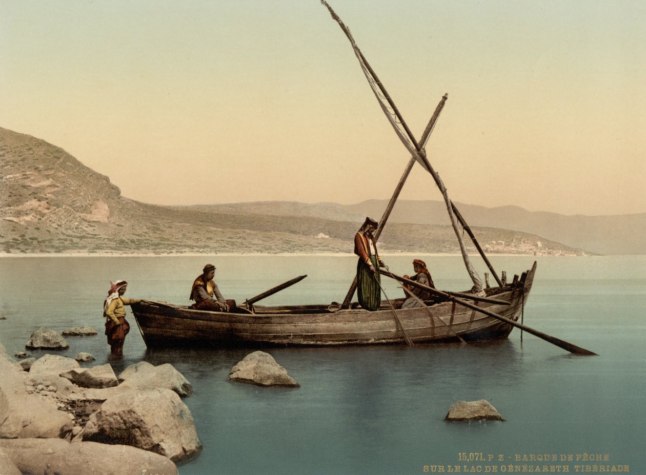 Rybářská loď na jezeře, Tiberias, Svatá země, kolem 1890-1900 (fotochromovaný tisk) od Detroit Photographic Co.