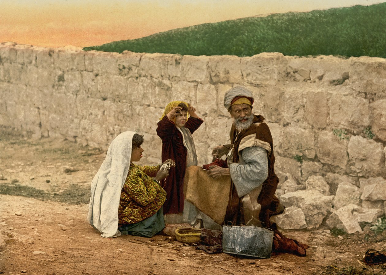 Potulný obuvník z Jeruzaléma, Svatá země, kolem 1890-1900 (fotochromovaný tisk) od Detroit Photographic Co.