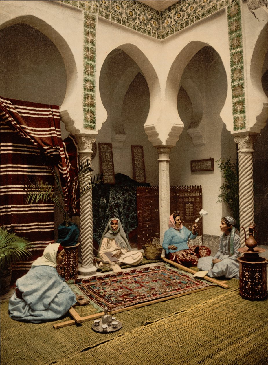 Maurské ženy vyrábějící arabské koberce, Alžír, Alžírsko, cca 1899 (fotomechanický tisk) od Detroit Photographic Co.