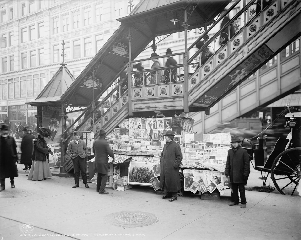 Novinový stánek s charakteristickým chodníkem v New Yorku, kolem roku 1903 (černobílá fotografie) od Detroit Publishing Co.