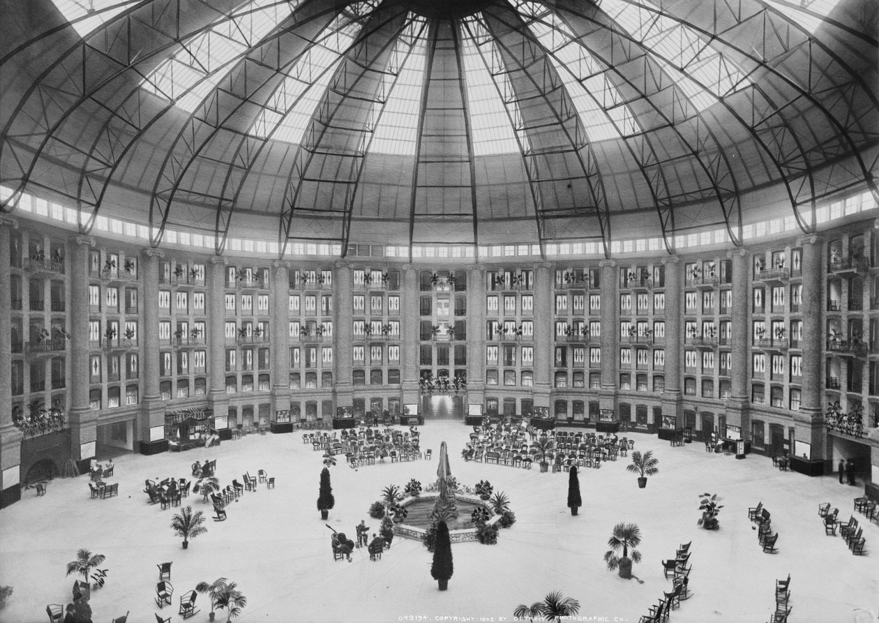 Atrium hotelu New West Baden Springs, West Baden Springs, Indiana, cca 1900-15 od Detroit Publishing Co.