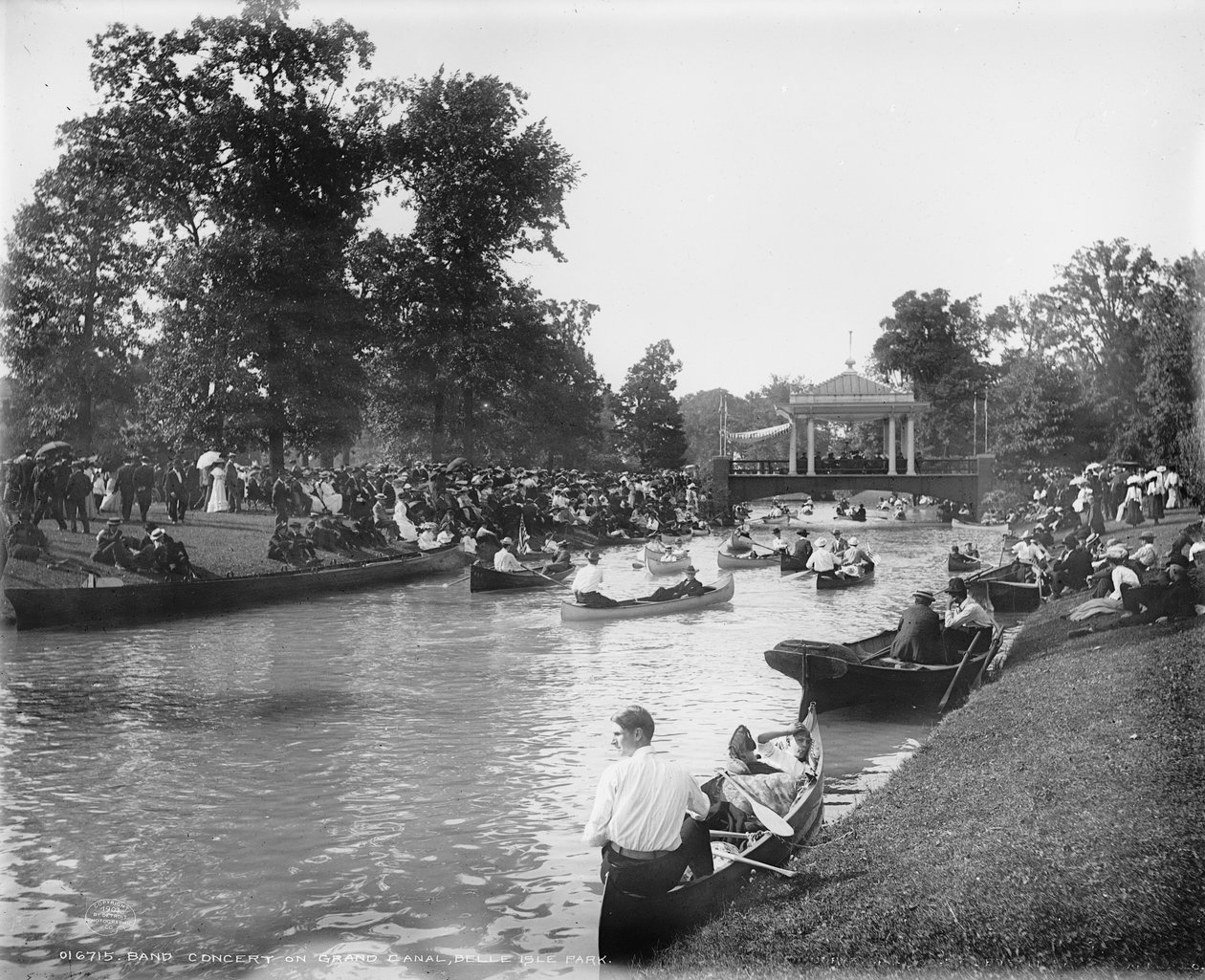 Koncert kapely na Grand Canal, Belle Isle Park, 1903-20 od Detroit Publishing Co.