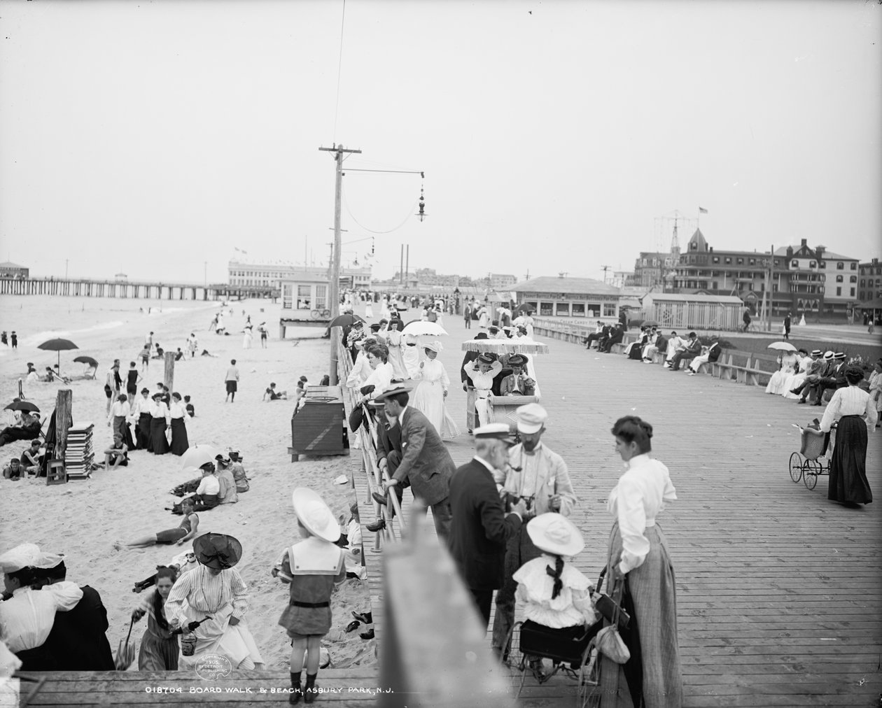 Boardwalk & beach, Asbury Park, cca 1905 (černobílá fotografie) od Detroit Publishing Co.