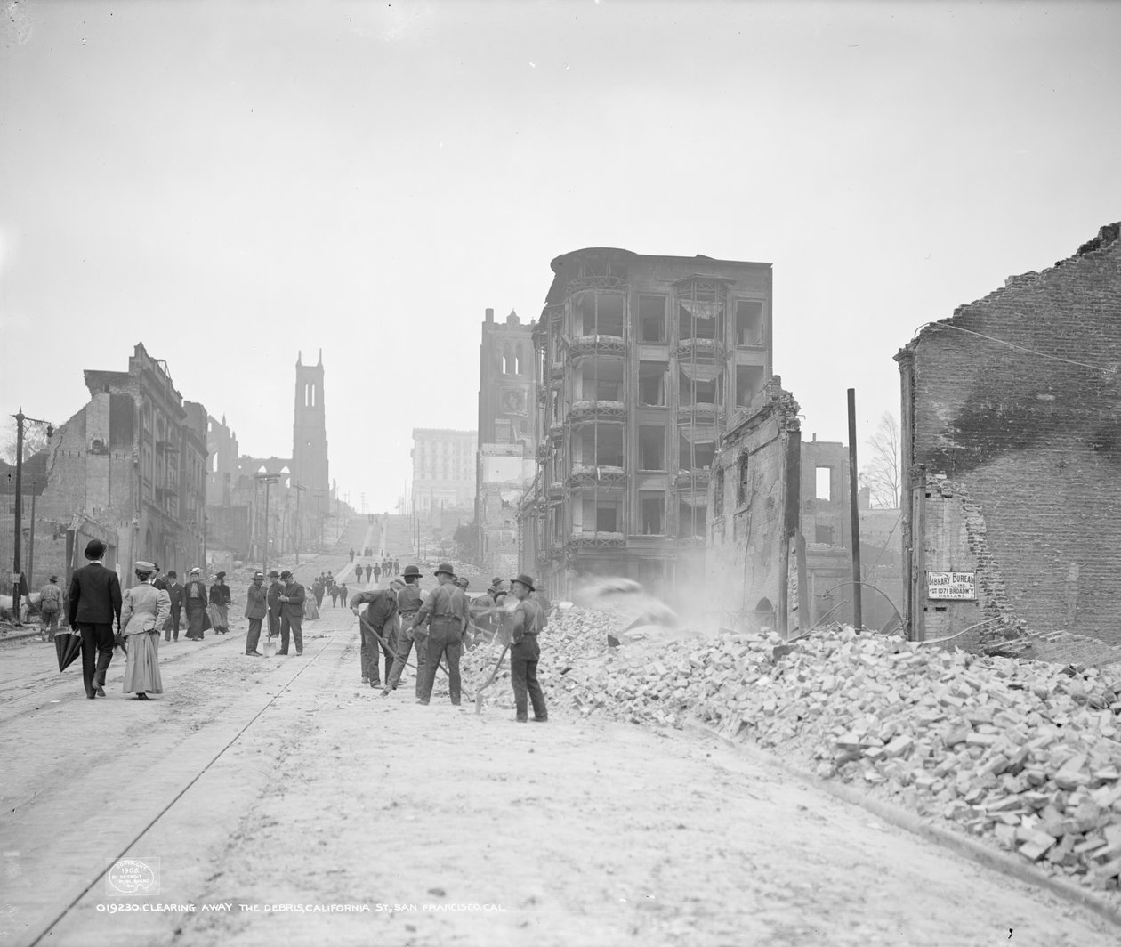Odklízení trosek v California Street, San Francisco od Detroit Publishing Co.