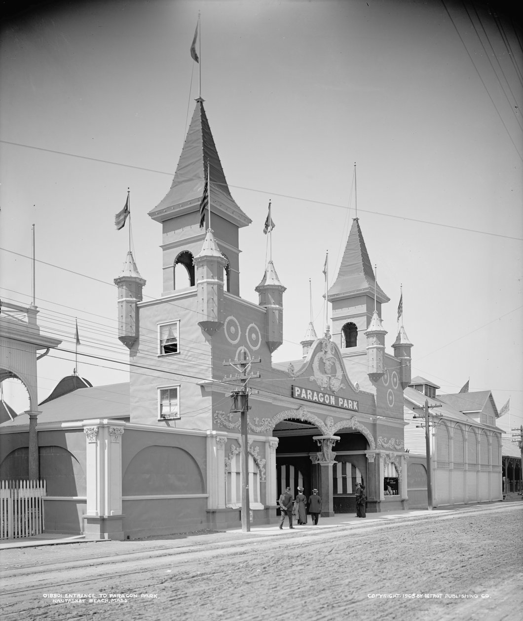 Vchod do Paragon Park, Nantasket Beach, cca 1905 (černobílá fotografie) od Detroit Publishing Co.