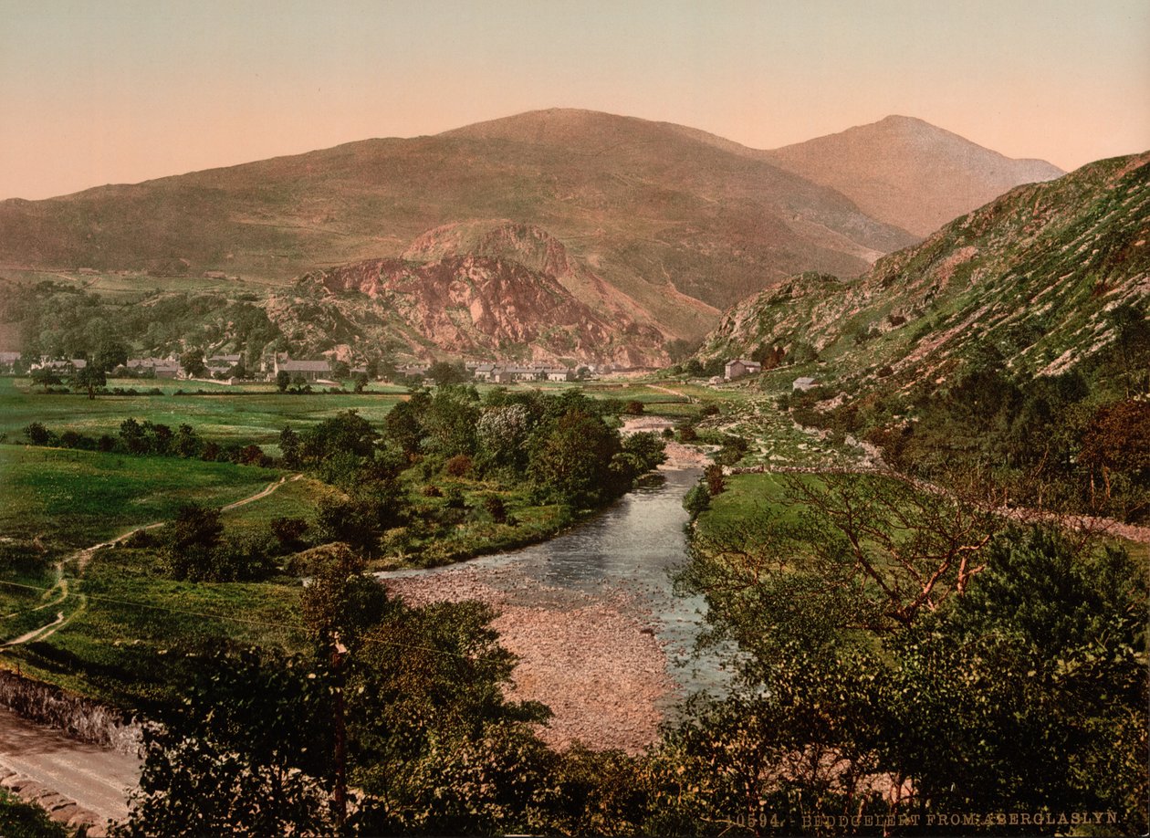Z Aberglasyn, Beddgelert, Wales, asi 1890-1900 (fotochromový tisk) od Detroit Publishing Co.