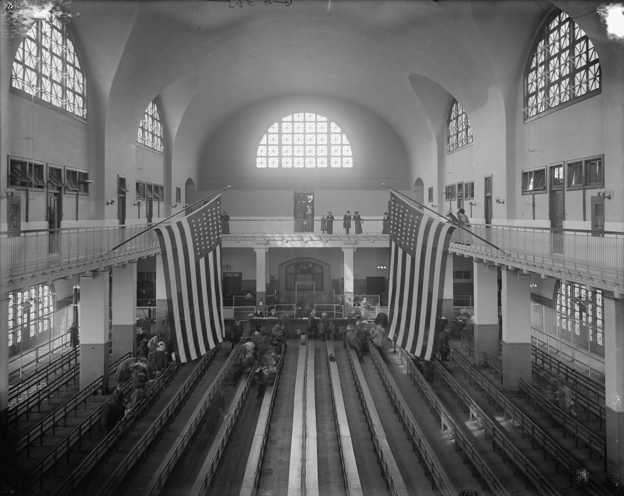 Inspekční místnost, Ellis Island, New York City, kolem roku 1910 (černobílá fotografie) od Detroit Publishing Co.