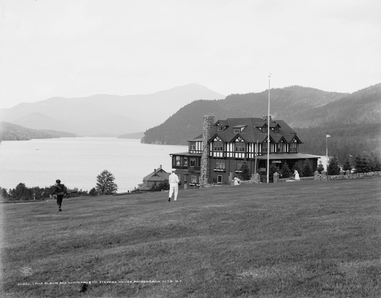 Lake Placid a Whiteface Mountain ze Stevens House, Adirondack Mountains, N.Y., kolem roku 1909 od Detroit Publishing Co.