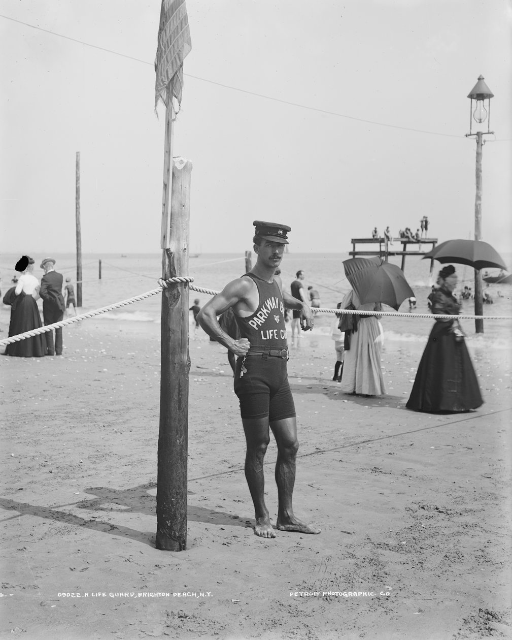 Plavčík, Brighton Beach, Brooklyn, New York City, USA, cca 1905 (černobílá fotografie) od Detroit Publishing Co.