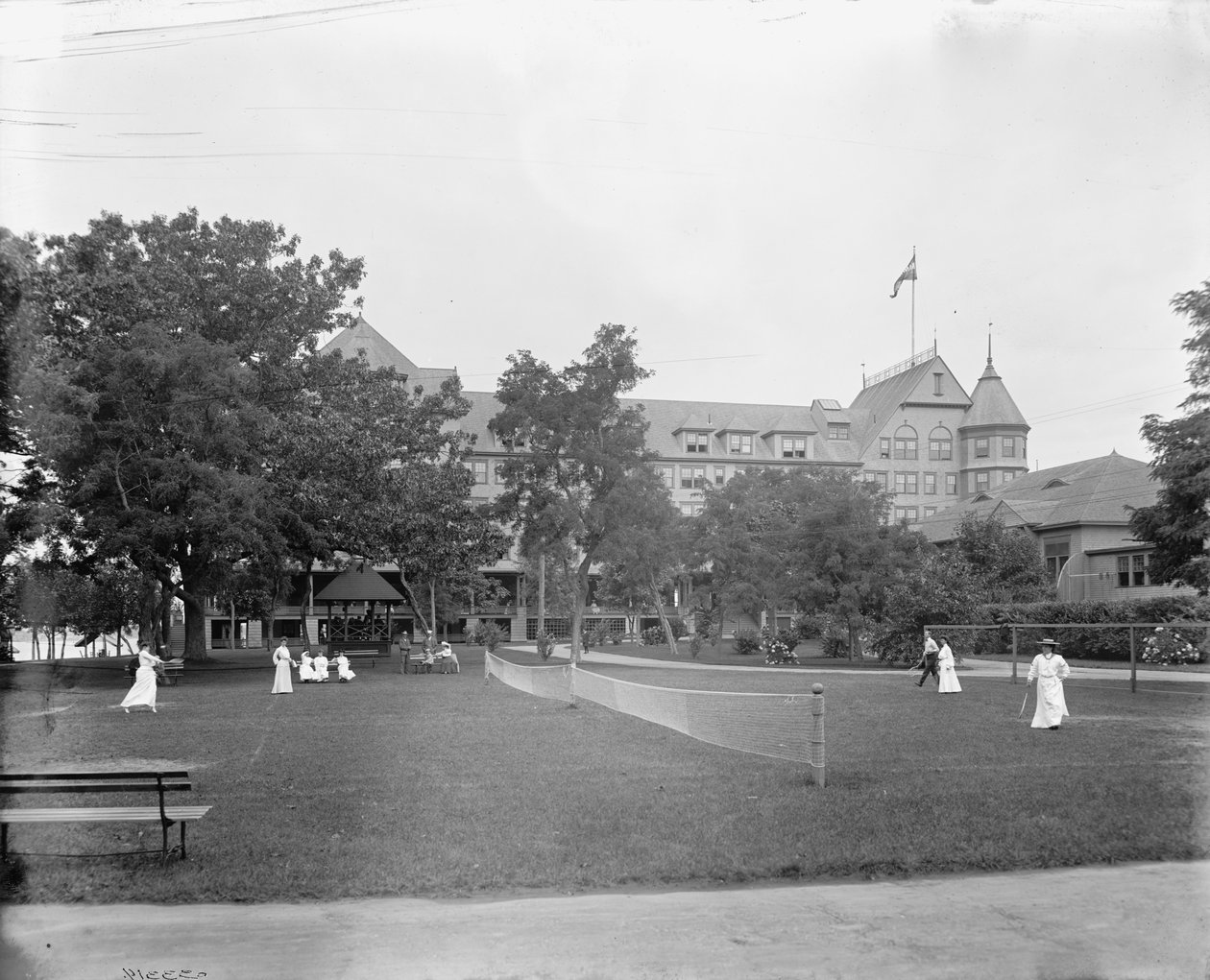 Manhasset, tenis v Manhanset House, Shelter Island, N.Y., kolem roku 1904 od Detroit Publishing Co.